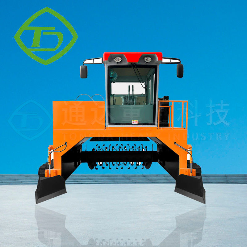 Crawler Type Compost Making Machine In Cow Dung Farm / Organic Fertilizer Compost Making Machine