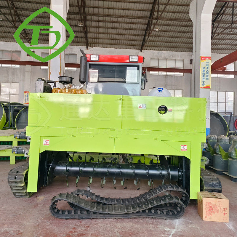 Crawler Type Compost Making Machine In Cow Dung Farm / Organic Fertilizer Compost Making Machine